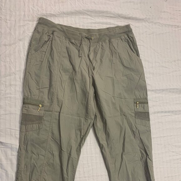 🍁. ZENERGY BY CHICOS WOMENS CAPRIS PANTS SIZE 2. 🍁 - Picture 1 of 5